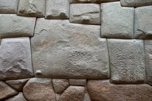 12 açılı taş Hatunrumiyoc caddesinde, Cusco 'daki Başpiskopos Sarayı' nın yanında..