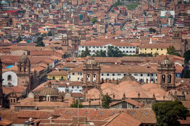 Cusco sokaklarında dolaşmak, yaşayan bir müzeye adım atmak gibidir. Her köşede antik uygarlıklar ve koloni ihtişamı vardır..