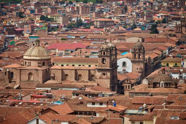 Cusco sokaklarında dolaşmak, yaşayan bir müzeye adım atmak gibidir. Her köşede antik uygarlıklar ve koloni ihtişamı vardır..