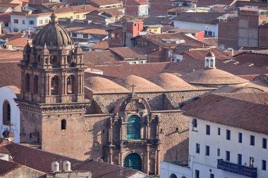 Cusco sokaklarında dolaşmak, yaşayan bir müzeye adım atmak gibidir. Her köşede antik uygarlıklar ve koloni ihtişamı vardır..