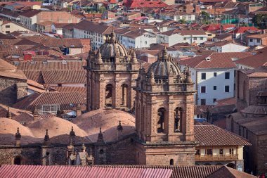 Cusco sokaklarında dolaşmak, yaşayan bir müzeye adım atmak gibidir. Her köşede antik uygarlıklar ve koloni ihtişamı vardır..