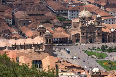 Cusco sokaklarında dolaşmak, yaşayan bir müzeye adım atmak gibidir. Her köşede antik uygarlıklar ve koloni ihtişamı vardır..