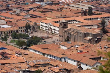 Cusco sokaklarında dolaşmak, yaşayan bir müzeye adım atmak gibidir. Her köşede antik uygarlıklar ve koloni ihtişamı vardır..