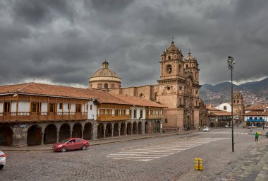 Cusco sokaklarında dolaşmak, yaşayan bir müzeye adım atmak gibidir. Her köşede antik uygarlıklar ve koloni ihtişamı vardır..