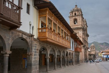 Cusco sokaklarında dolaşmak, yaşayan bir müzeye adım atmak gibidir. Her köşede antik uygarlıklar ve koloni ihtişamı vardır..