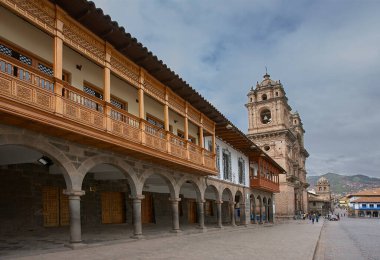 Cusco sokaklarında dolaşmak, yaşayan bir müzeye adım atmak gibidir. Her köşede antik uygarlıklar ve koloni ihtişamı vardır..