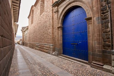 Cusco sokaklarında dolaşmak, yaşayan bir müzeye adım atmak gibidir. Her köşede antik uygarlıklar ve koloni ihtişamı vardır..