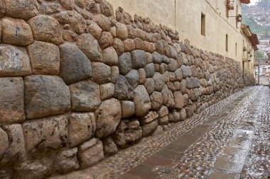 Cusco sokaklarında dolaşmak, yaşayan bir müzeye adım atmak gibidir. Her köşede antik uygarlıklar ve koloni ihtişamı vardır..