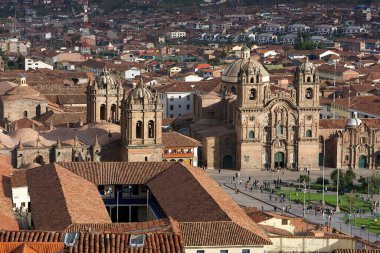 Cusco sokaklarında dolaşmak, yaşayan bir müzeye adım atmak gibidir. Her köşede antik uygarlıklar ve koloni ihtişamı vardır..