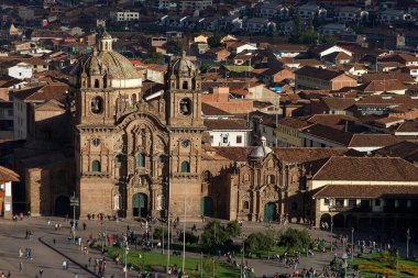 Cusco sokaklarında dolaşmak, yaşayan bir müzeye adım atmak gibidir. Her köşede antik uygarlıklar ve koloni ihtişamı vardır..