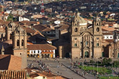 Cusco sokaklarında dolaşmak, yaşayan bir müzeye adım atmak gibidir. Her köşede antik uygarlıklar ve koloni ihtişamı vardır..