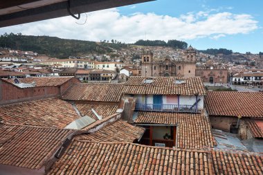 Cusco sokaklarında dolaşmak, yaşayan bir müzeye adım atmak gibidir. Her köşede antik uygarlıklar ve koloni ihtişamı vardır..