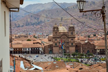 Cusco sokaklarında dolaşmak, yaşayan bir müzeye adım atmak gibidir. Her köşede antik uygarlıklar ve koloni ihtişamı vardır..