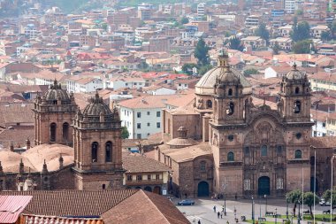 Cusco sokaklarında dolaşmak, yaşayan bir müzeye adım atmak gibidir. Her köşede antik uygarlıklar ve koloni ihtişamı vardır..