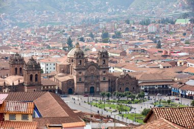 Cusco sokaklarında dolaşmak, yaşayan bir müzeye adım atmak gibidir. Her köşede antik uygarlıklar ve koloni ihtişamı vardır..