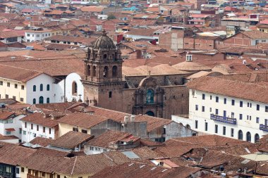 Cusco sokaklarında dolaşmak, yaşayan bir müzeye adım atmak gibidir. Her köşede antik uygarlıklar ve koloni ihtişamı vardır..