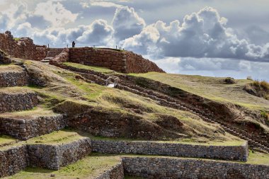 Güneş Chinchero tepelerinin altına batar, bu kutsal topraklara altın sarılır. Doğa ve tarih gün sona ererken pürüzsüz bir şekilde harmanlanır ve bize Perus And Dağlarının ebedi güzelliğini hatırlatır..