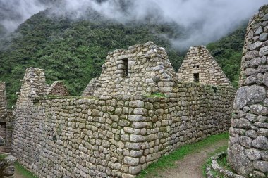 Antik taş teraslarının And dağlarının güzelliğiyle harmanlandığı bulutların arasında saklı. Wiay Huayna, İnka mirasıyla sonsuz bir bağlantıdır.