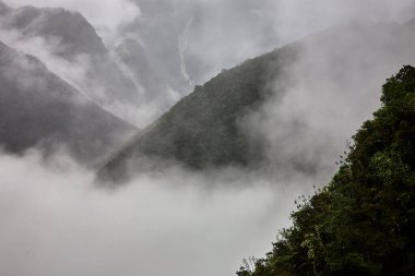 Antik taş teraslarının And dağlarının güzelliğiyle harmanlandığı bulutların arasında saklı. Wiay Huayna, İnka mirasıyla sonsuz bir bağlantıdır.