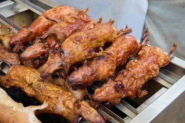 Cusco 'da gerçek bir gelenek. Kızarmış kobay ya da' cuy ', tarihte pişirilmiş bir yemek pişirme deneyiminden daha fazlasıdır. Nesillerdir zevk alan bu ikonik And yemeği Perus kültür mirasının zenginliğini yansıtır.