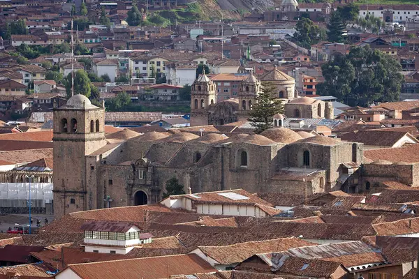 Cusco sokaklarında dolaşmak, yaşayan bir müzeye adım atmak gibidir. Her köşede antik uygarlıklar ve koloni ihtişamı vardır..