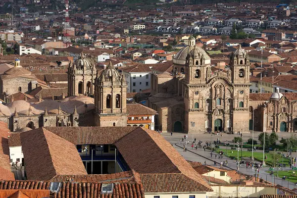 Cusco sokaklarında dolaşmak, yaşayan bir müzeye adım atmak gibidir. Her köşede antik uygarlıklar ve koloni ihtişamı vardır..