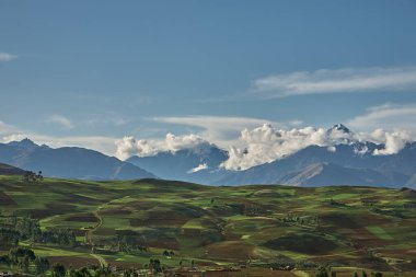 Moray ve Maras yakınlarındaki tarlalarda sonsuz bir güzellik eski tekniklerin nefes kesici manzaralarla buluştuğu yerde. Perus tarım tarihinin kalbi hala burada gelişiyor.