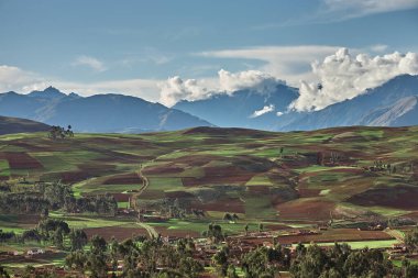 Moray ve Maras yakınlarındaki tarlalarda sonsuz bir güzellik eski tekniklerin nefes kesici manzaralarla buluştuğu yerde. Perus tarım tarihinin kalbi hala burada gelişiyor.