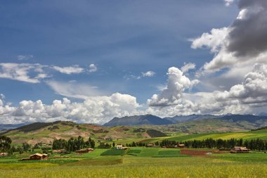 Moray ve Maras yakınlarındaki tarlalarda sonsuz bir güzellik eski tekniklerin nefes kesici manzaralarla buluştuğu yerde. Perus tarım tarihinin kalbi hala burada gelişiyor.