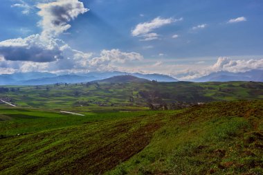 Moray ve Maras yakınlarındaki tarlalarda sonsuz bir güzellik eski tekniklerin nefes kesici manzaralarla buluştuğu yerde. Perus tarım tarihinin kalbi hala burada gelişiyor.