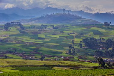 Moray ve Maras yakınlarındaki tarlalarda sonsuz bir güzellik eski tekniklerin nefes kesici manzaralarla buluştuğu yerde. Perus tarım tarihinin kalbi hala burada gelişiyor.