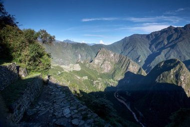 Intipunku 'ya (Güneş Kapısı) ulaşmak, Machu Picchu' nun ilk nefes kesen görüntüsünün gözlerinizin önüne serildiği bir zafer anıdır. Yolculuk için bir ödül, tarihe bir bakış ve sonsuza dek seninle kalacak bir manzara..
