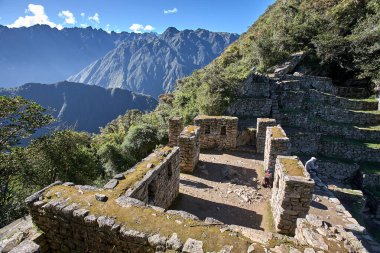 Intipunku 'ya (Güneş Kapısı) ulaşmak, Machu Picchu' nun ilk nefes kesen görüntüsünün gözlerinizin önüne serildiği bir zafer anıdır. Yolculuk için bir ödül, tarihe bir bakış ve sonsuza dek seninle kalacak bir manzara..