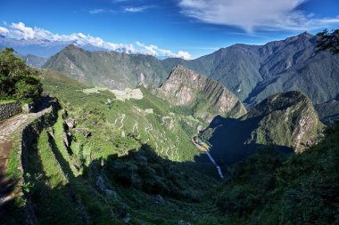 Intipunku 'ya (Güneş Kapısı) ulaşmak, Machu Picchu' nun ilk nefes kesen görüntüsünün gözlerinizin önüne serildiği bir zafer anıdır. Yolculuk için bir ödül, tarihe bir bakış ve sonsuza dek seninle kalacak bir manzara..