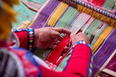 Bir dokumacının elleri, nesiller boyu yetenek, sabır ve yaratıcılık barındırır. Basit iplikleri sanat eserlerine dönüştürür. Her dokuma bir yolculuktur, her düğüm bir anıdır. Chinchero Cusco Peru.