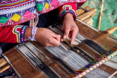 Bir dokumacının elleri, nesiller boyu yetenek, sabır ve yaratıcılık barındırır. Basit iplikleri sanat eserlerine dönüştürür. Her dokuma bir yolculuktur, her düğüm bir anıdır. Chinchero Cusco Peru.