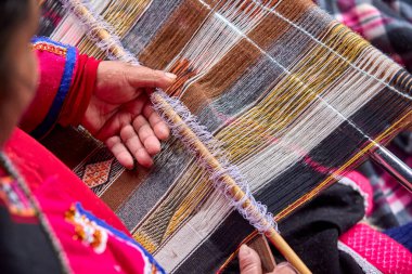 Bir dokumacının elleri, nesiller boyu yetenek, sabır ve yaratıcılık barındırır. Basit iplikleri sanat eserlerine dönüştürür. Her dokuma bir yolculuktur, her düğüm bir anıdır. Chinchero Cusco Peru.
