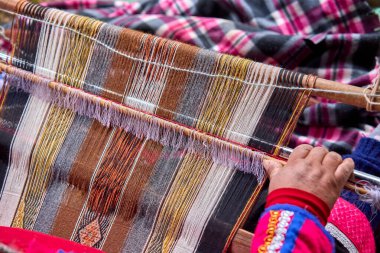 Bir dokumacının elleri, nesiller boyu yetenek, sabır ve yaratıcılık barındırır. Basit iplikleri sanat eserlerine dönüştürür. Her dokuma bir yolculuktur, her düğüm bir anıdır. Chinchero Cusco Peru.