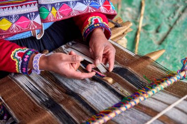 Bir dokumacının elleri, nesiller boyu yetenek, sabır ve yaratıcılık barındırır. Basit iplikleri sanat eserlerine dönüştürür. Her dokuma bir yolculuktur, her düğüm bir anıdır. Chinchero Cusco Peru.