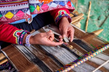 Bir dokumacının elleri, nesiller boyu yetenek, sabır ve yaratıcılık barındırır. Basit iplikleri sanat eserlerine dönüştürür. Her dokuma bir yolculuktur, her düğüm bir anıdır. Chinchero Cusco Peru.