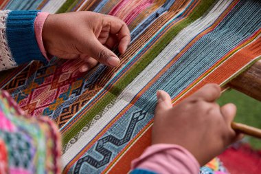 Bir dokumacının elleri, nesiller boyu yetenek, sabır ve yaratıcılık barındırır. Basit iplikleri sanat eserlerine dönüştürür. Her dokuma bir yolculuktur, her düğüm bir anıdır. Chinchero Cusco Peru.