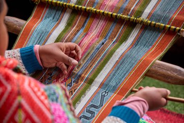 Bir dokumacının elleri, nesiller boyu yetenek, sabır ve yaratıcılık barındırır. Basit iplikleri sanat eserlerine dönüştürür. Her dokuma bir yolculuktur, her düğüm bir anıdır. Chinchero Cusco Peru.