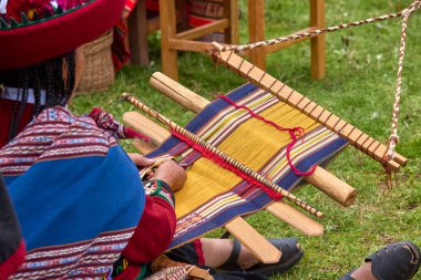 Bir dokumacının elleri, nesiller boyu yetenek, sabır ve yaratıcılık barındırır. Basit iplikleri sanat eserlerine dönüştürür. Her dokuma bir yolculuktur, her düğüm bir anıdır. Chinchero Cusco Peru.