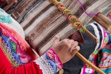 Bir dokumacının elleri, nesiller boyu yetenek, sabır ve yaratıcılık barındırır. Basit iplikleri sanat eserlerine dönüştürür. Her dokuma bir yolculuktur, her düğüm bir anıdır. Chinchero Cusco Peru.