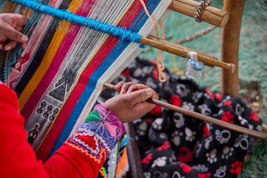 Bir dokumacının elleri, nesiller boyu yetenek, sabır ve yaratıcılık barındırır. Basit iplikleri sanat eserlerine dönüştürür. Her dokuma bir yolculuktur, her düğüm bir anıdır. Chinchero Cusco Peru.