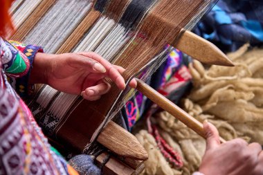 Bir dokumacının elleri, nesiller boyu yetenek, sabır ve yaratıcılık barındırır. Basit iplikleri sanat eserlerine dönüştürür. Her dokuma bir yolculuktur, her düğüm bir anıdır. Chinchero Cusco Peru.