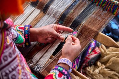 Bir dokumacının elleri, nesiller boyu yetenek, sabır ve yaratıcılık barındırır. Basit iplikleri sanat eserlerine dönüştürür. Her dokuma bir yolculuktur, her düğüm bir anıdır. Chinchero Cusco Peru.