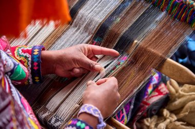 Bir dokumacının elleri, nesiller boyu yetenek, sabır ve yaratıcılık barındırır. Basit iplikleri sanat eserlerine dönüştürür. Her dokuma bir yolculuktur, her düğüm bir anıdır. Chinchero Cusco Peru.