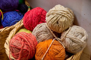 Bu el yapımı ve doğal boyanmış iplikler nesilden nesile geçen Andean dokuma tekniklerini koruyan yetenekli Keçuva zanaatkarları tarafından yapıldı. Her renk bir hikaye anlatır..