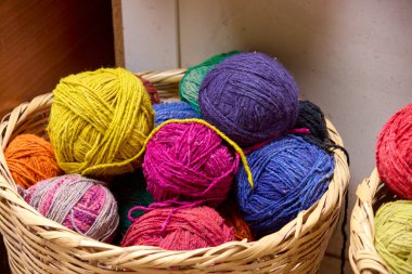 Bu el yapımı ve doğal boyanmış iplikler nesilden nesile geçen Andean dokuma tekniklerini koruyan yetenekli Keçuva zanaatkarları tarafından yapıldı. Her renk bir hikaye anlatır..